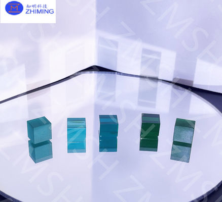 زیتون سبز زپیر سنگ قیمتی خام مصنوعی 99.999% Al2O3 سختی Mohs 9.0