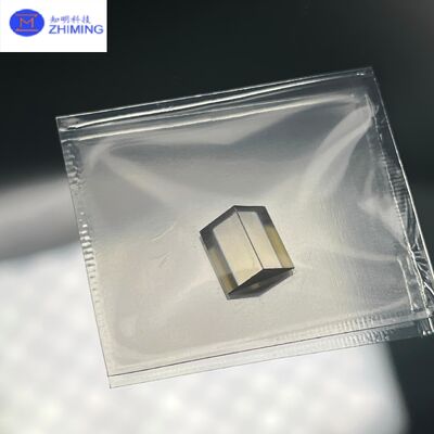قیمت مناسب پریزم کریستالی تک TiO2 با سه طرف سطح پولیش شده و <001>/<110> جهت گیری برای تحقیقات نوری آنلاین