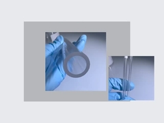 لوله‌ها و میله‌های تک کریستال یاقوت کبود که با زمین و سطح صیقلی رشد می‌کنند