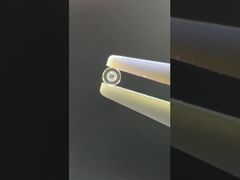 اجزای یاقوت کبود شفاف از طریق سوراخ